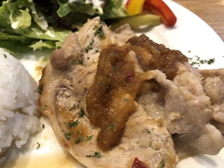 食欲をそそるジンジャーソースの香り。