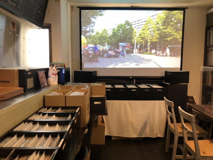 ジャンルは古い洋楽が中心。オーダー待ちの時間にレコードを手に取ってみては。