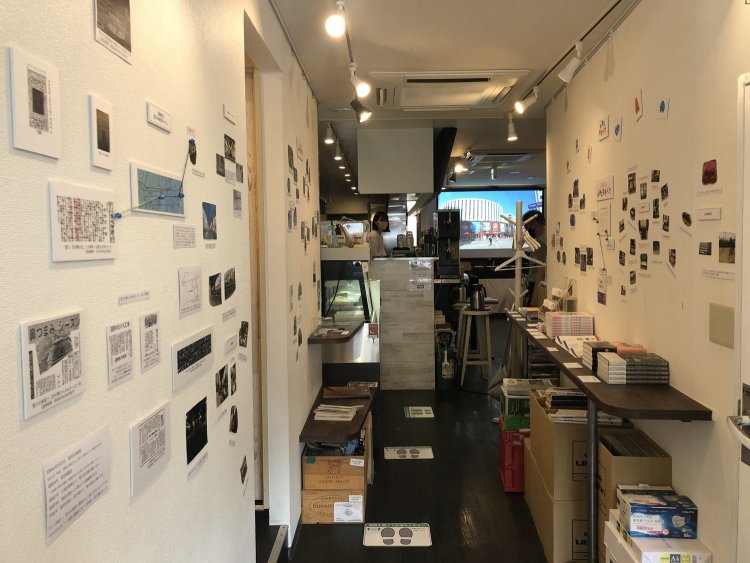 熱心に見入るマニアなお客さんに遭遇。この展示を楽しみに訪れたそう。