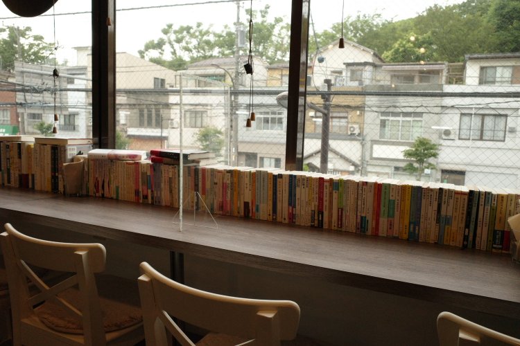 店の2階のカウンター席からは旧東京市営店舗向住宅が真正面に見える。