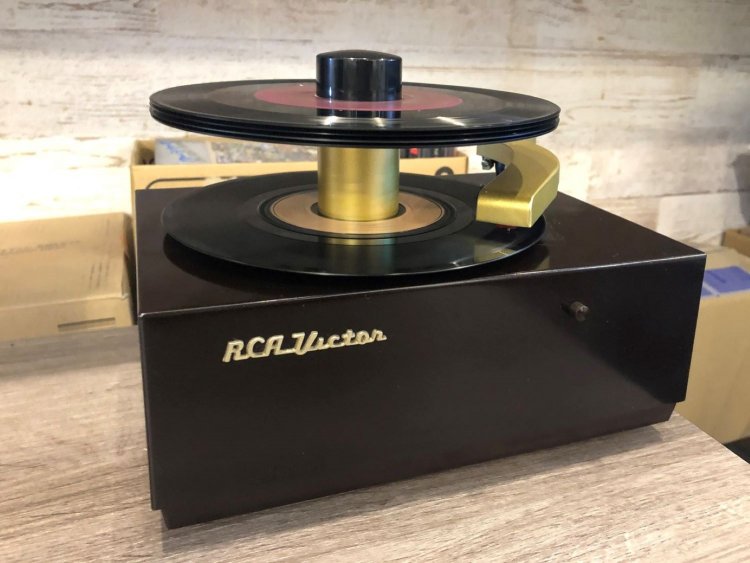 1949年に発売されたレコードプレイヤーが現役で稼働中。リクエストしたレコードをかけてくれることも。