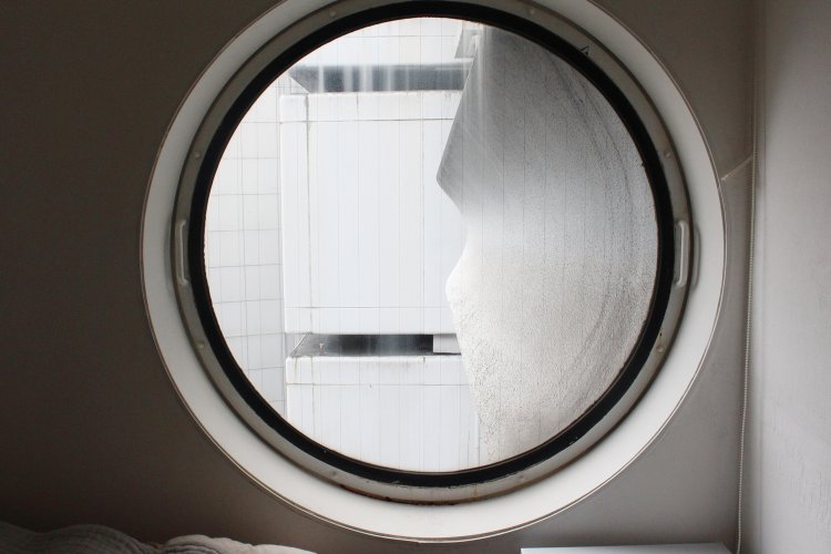 よしみさんのカプセルは渡り廊下に面し、他のカプセルからも見える位置にあるので、窓にカバーがついている。かっこいい。