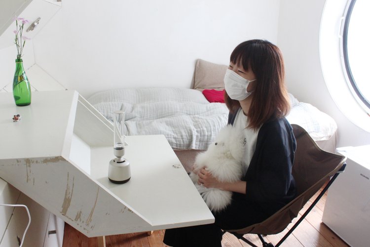 抱っこしているのは、友人のマルコム。ふわふわの生きものだ。