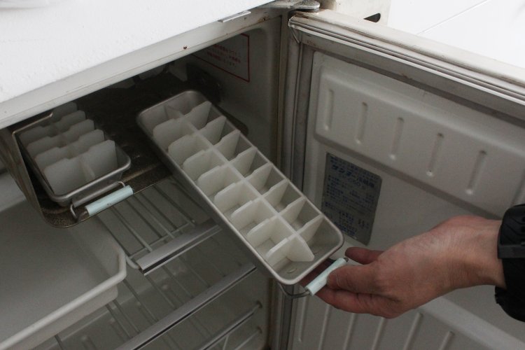 おかもとさんのカプセルにはもう使えないけど、冷蔵庫が残っている。製氷皿まで当時のまま！いいなぁ。