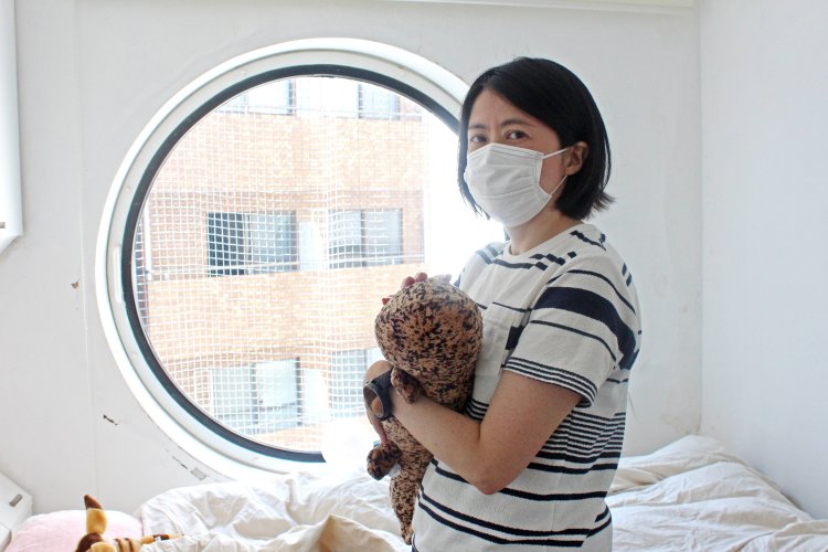 おかもとさんが抱いているのは京都水族館で買ったオオサンショウウオのぬいぐるみ。私のカプセル仲間は、なぜかぬいぐるみなどを相棒にしている人が多い。トラブルに見舞われるカプセル生活、相棒がいると心強い。