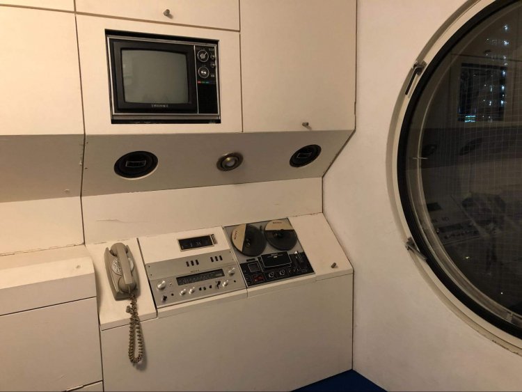 見学会で入ることができる建築当初に近い状態のカプセル。