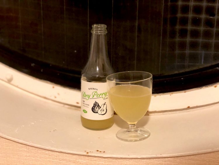 丸窓からの眺めはいい酒のつまみ。