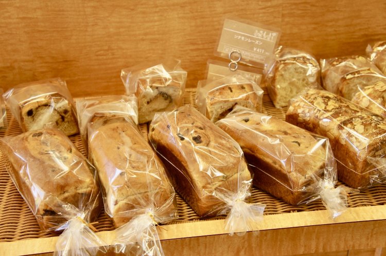 定番のシナモンレーズンパン411円。毎日焼き立てのパンと焼菓子が40種類も並ぶ。