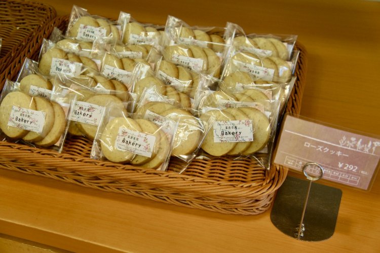 オリジナル焼菓子。写真はローズクッキー292円。ハーブコーディアルのローズシロップを練り込み、ローズがふんだんに感じられる。季節でラインナップが変化。