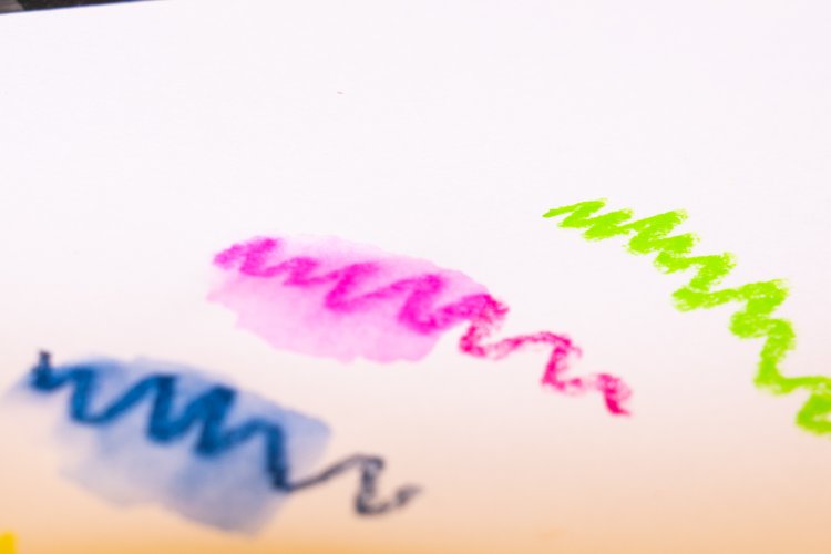 昔、興味本位で買ってみたお安い水溶性色鉛筆とは書き味も発色も全てが違う。「なんだかうまく描けないなあ……」と諦めた経験がある人こそ、驚きは大きいはず。