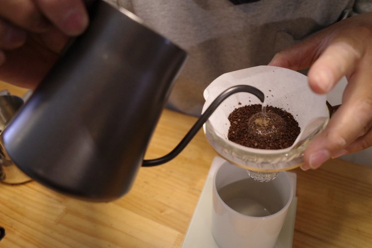 ブラジルは2分、ニカラグアはその半分の時間をかけてお湯を注ぐ。