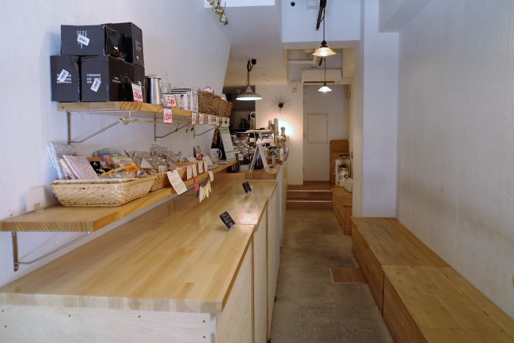 間口が狭く、とにかく細長い。少し明るさを落とした照明と、気楽に座れるベンチで居心地よし。