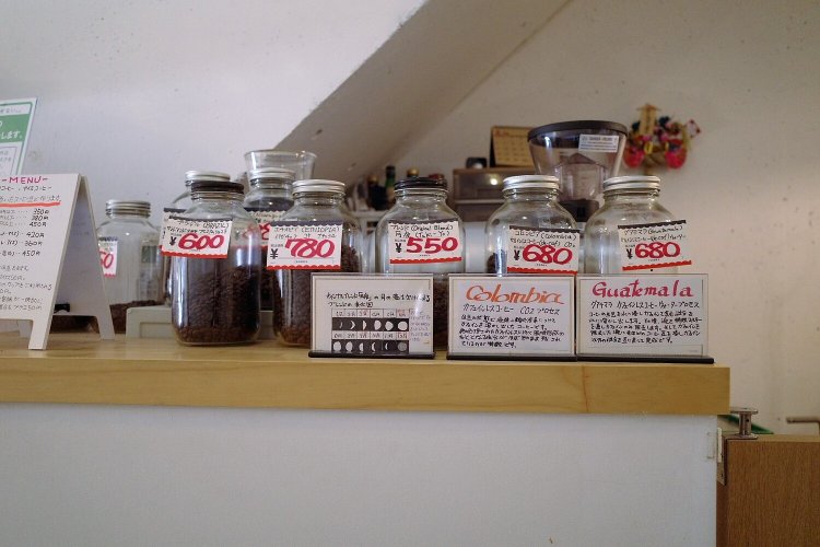自家焙煎の豆が並ぶ。
