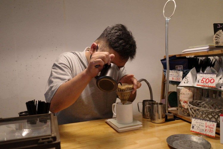 佐藤さんの手つきと豆の膨らむ様子を目の前で見られる。ごまかしの効かない距離。