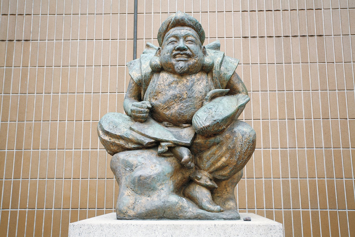JR恵比寿駅前にある恵比寿像。