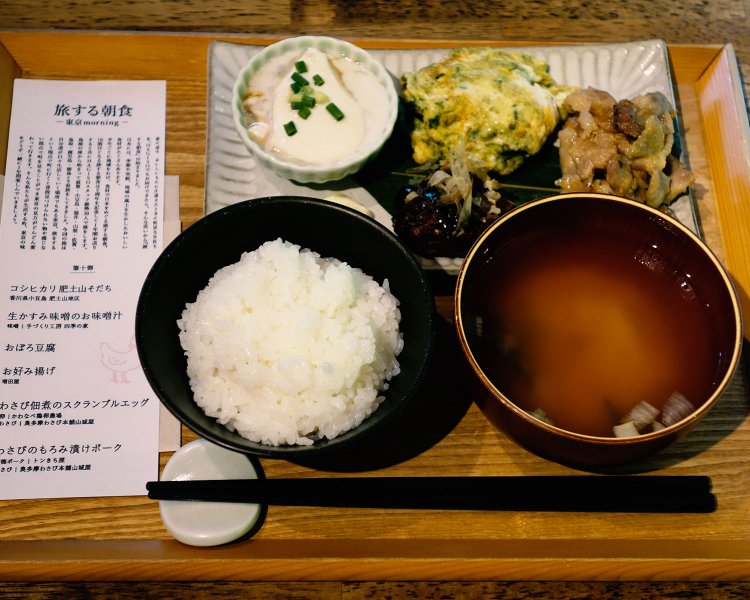 旅する朝食第10弾の東京morning 1000円。炊き立てのごはんとほっとするお味噌汁とともに、東京の美味しい逸品が肩を並べる。個人的なイチ押しは、増田屋のお好み揚げ！