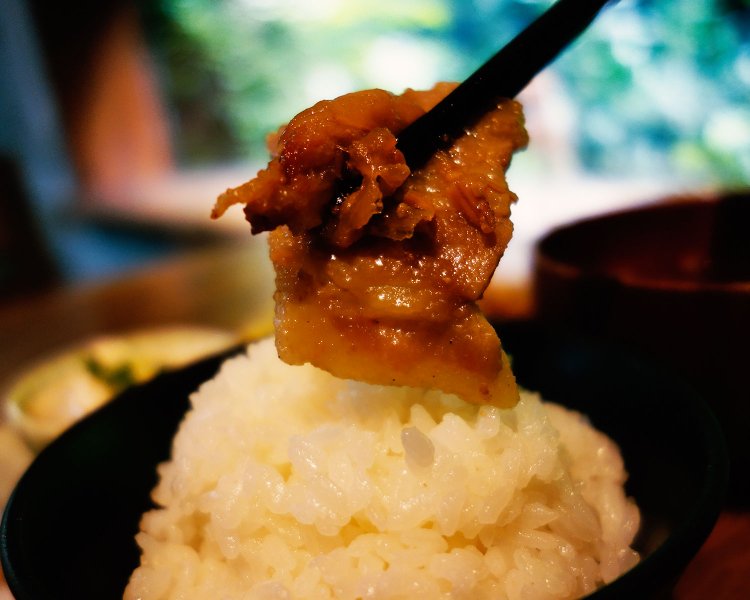 青海ポークと奥多摩のわさびを使った「わさびのもろみ漬けポーク」は、驚くほど白米が進む。朝からガッツリかな？ と思いきや、あっという間にご飯もお肉も無くなってしまった。