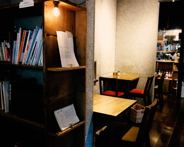 手前の本棚は萩荘時代、下駄箱として使われていた棚をリメイクしたもの。コーヒーを頼んだ時に出てくるコースターもリニューアル工事の廃材を使っているそう。