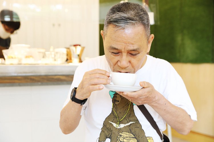 永代橋東詰め近くの『Gumtree Coffee Roaster』は道すがら立ち寄るお気に入りの店。コーヒーとミルクのバランスが絶妙なカフェラテを。