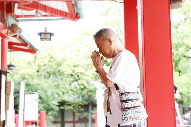 富岡八幡宮は寛永4年(1627)創建。江戸最大の八幡さまとして信仰をあつめる。江戸勧進相撲発祥の地としても知られ境内には力士碑がある。8月15日の例祭は江戸三大祭のひとつで、3年に一度の本祭りでは50数基の町神輿が揃う。
