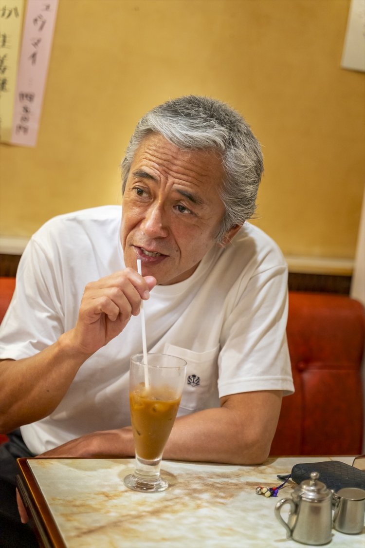 「ここは昔からある喫茶店。居心地いいよ」。喫茶『つかはら』にて。