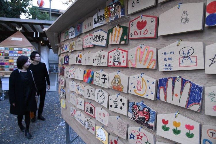 江東区の特別支援学校や福祉施設などの子供たちが絵馬を描き、この街らしく「絵馬神輿」も制作した。