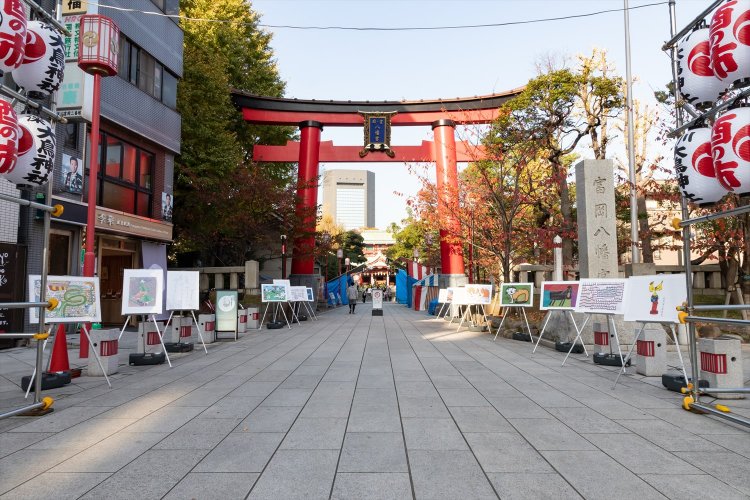  2020年のオープニングセレモニーは、富岡八幡宮の大鳥居前で開催。参道に作品がずらりと並べられた。