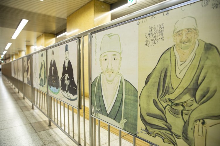 都営新宿線・森下駅構内には、さまざまな絵師が描いた芭蕉像が。