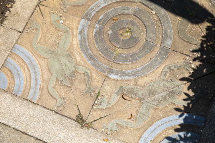 「萬年橋界隈はあちこちに蛙がピョンピョン…！」