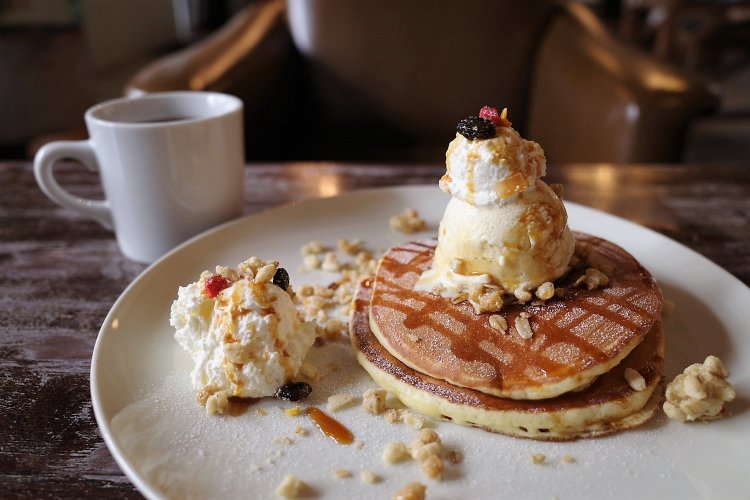 キャラメルグラノーラがパンケーキの中で一番売れるそう。ブレンドコーヒー480円と一緒に。