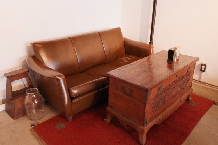 ひとつひとつ趣が違うヴィンテージの家具。どの席に座るか迷ってしまう。