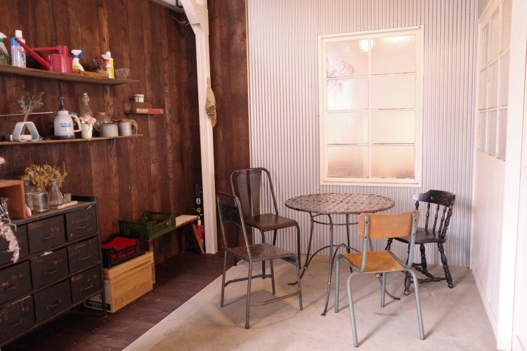 屋根付きのテラス席。