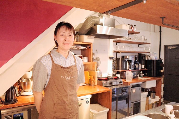 さっぱりとした人柄の佐藤さん。地元出身のスター・寺島進さんは、中学の先輩にあたる。