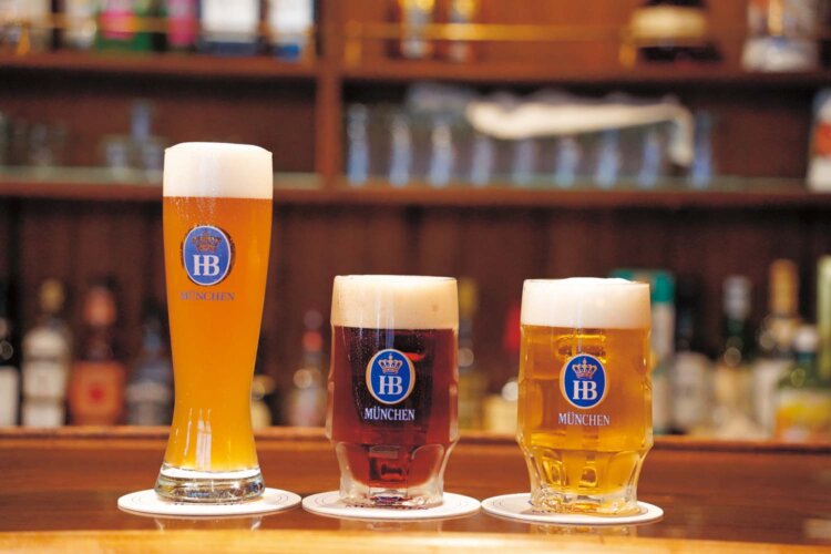 ドイツでも指折りのミュンヘンのビアホール「ホフブロイハウス」から直輸入した樽生ビール（小）880円～ほか。