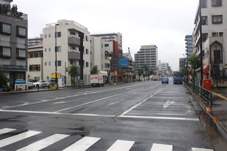 『遠野屋』のある丸八通り。片側3車線とかなり広い。