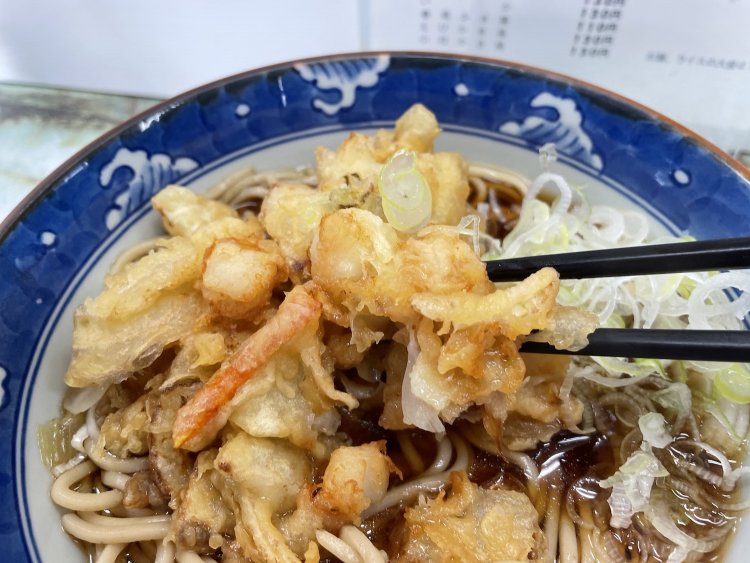 小柱かき揚げ天そば440円は、ツユ、そば、天のバランスがいい旨さ。