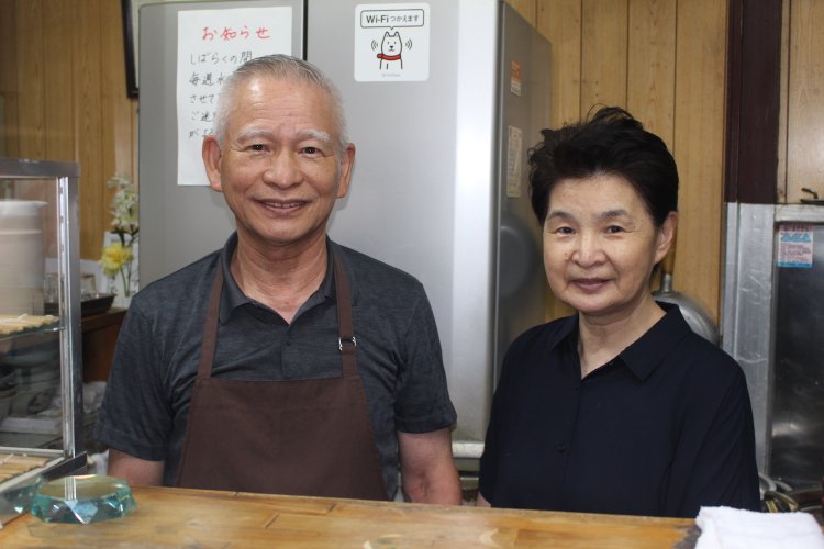 店を営む荒井夫妻。2人の会話がまた心地いい。