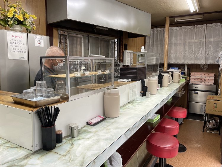 カウンターのみの店内。ゆったりした時間が流れる。