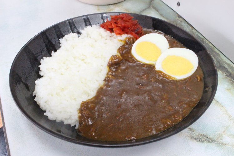 カレーライス550円は添えられたゆで玉子がうれしい。