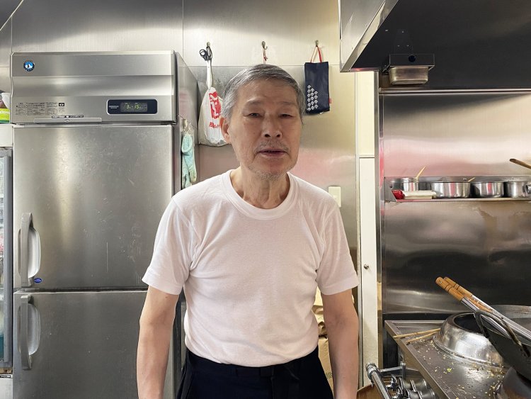 店主の沢木さんは、1942年（昭和17）生まれ。寡黙な人だが、孫の話になると笑みがこぼれて饒舌になる。