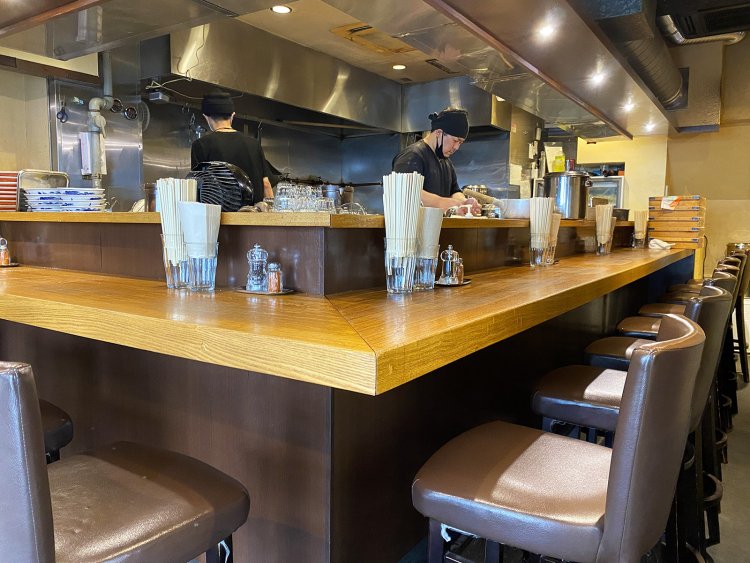 カウンターだけの店内は、街の喧騒から隔絶された落ち着く空間だ。