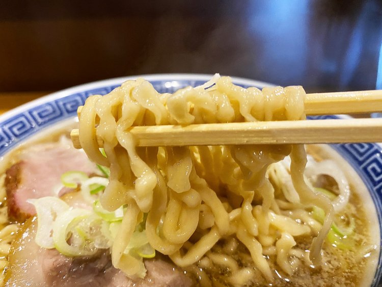 スープが絡みつく中太ちぢれ麺は自家製。もちもち食感がたまらない。