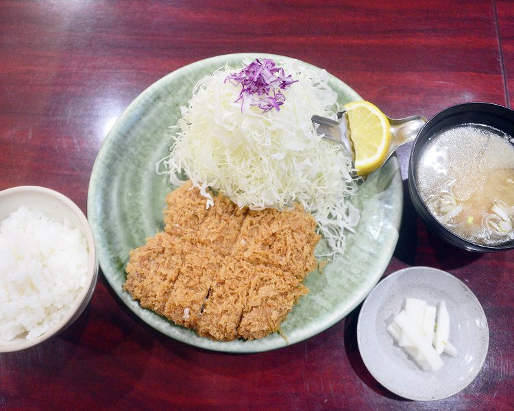 これが1日限定10食以内の特上ひれかつ定食1980円。柔らかな肉質のひれ肉にサクサクのころもがマッチしてご飯が何杯でも食べられる！