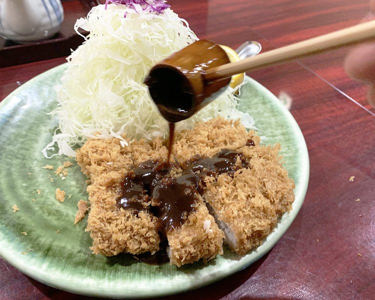 特製ソースをひれかつへ！　ドレッシング代わりにキャベツにかけるのも○。