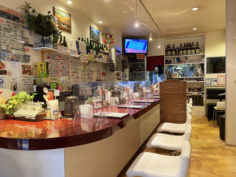 温かい雰囲気にホッと落ち着く。人気はカウンターだが、ボックス席も利用可能だ。