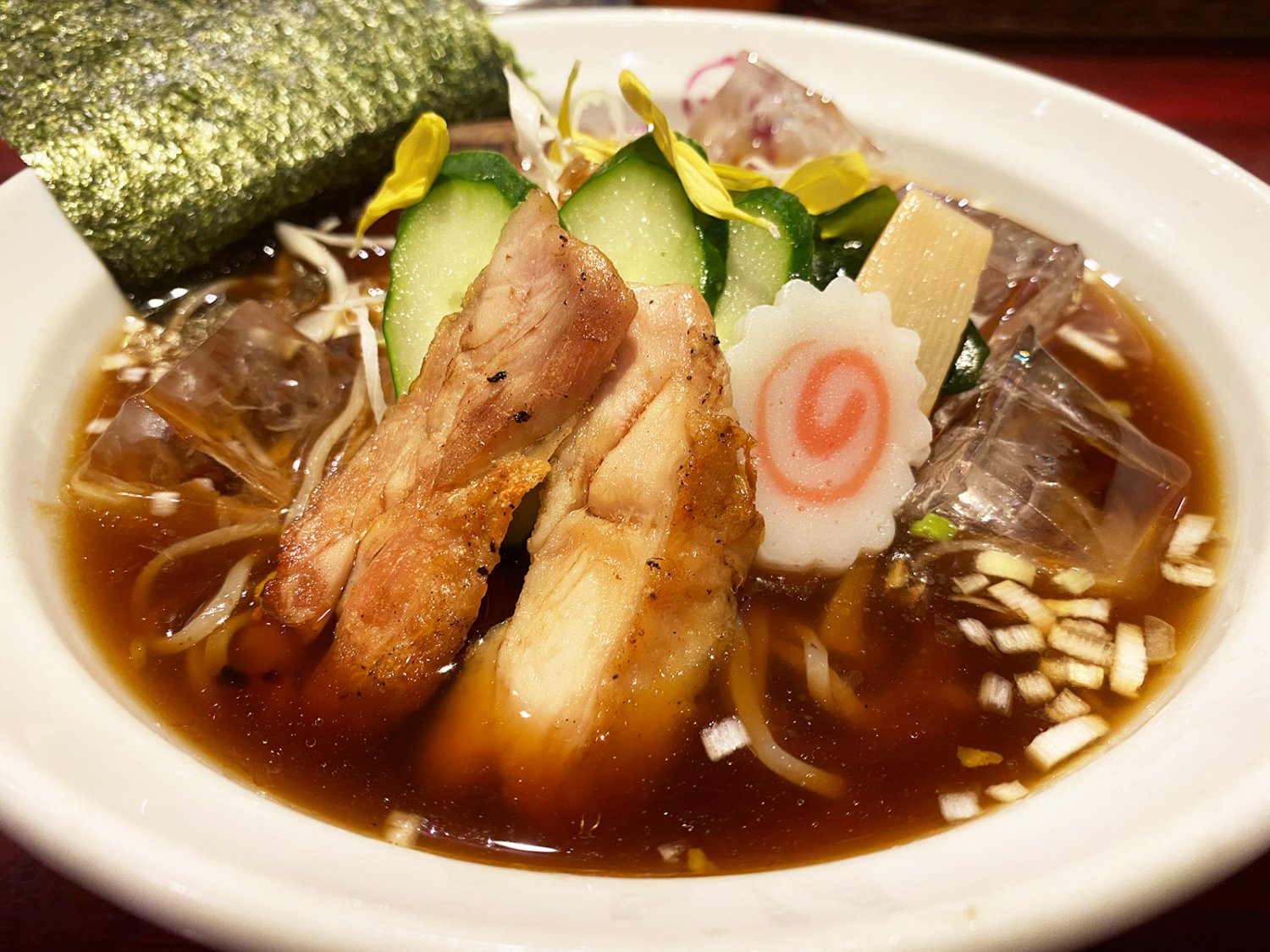 山形名物つったい(冷たい)ラーメン870円は、炭火炙り鶏、食用菊、きゅうり、わかめ、ネギ、水菜、柚子皮、メンマ、ナルト、海苔がのった具だくさんの人気メニュー。