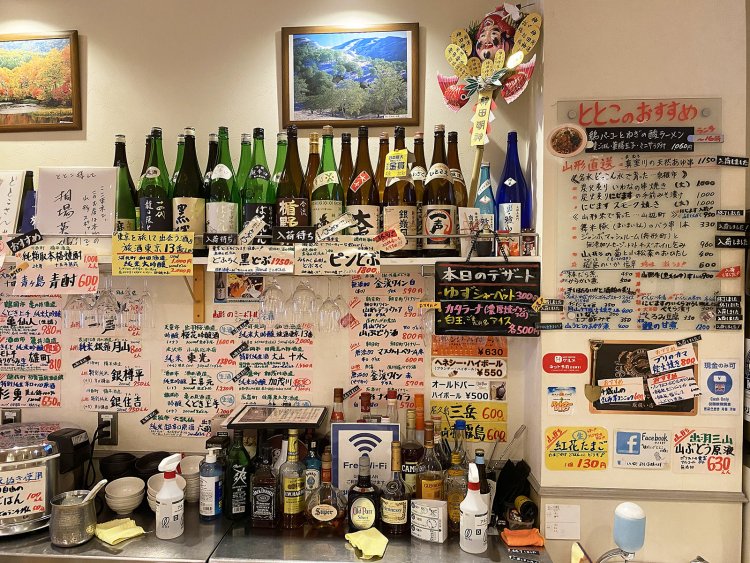 料理のメニューはもちろん、アルコールも山形のものが中心。「十四代秘蔵 純米焼酎」をはじめ、入手困難な銘柄も扱っている。