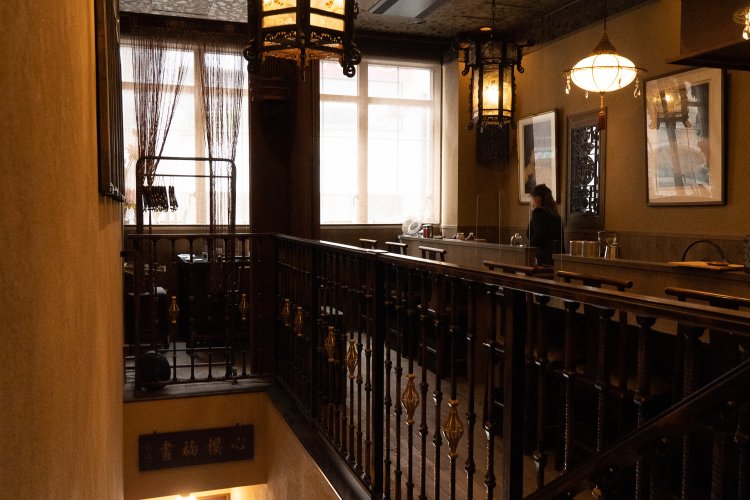 2階はカウンター席中心。中国の古い額などが飾られている。