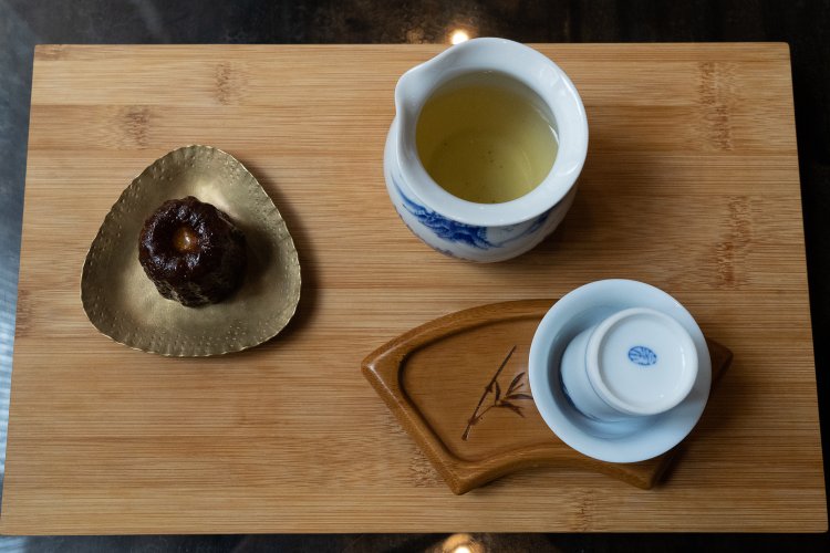 日本で生産されている烏龍茶や和紅茶も台湾の方式で提供される。1000円。『COH』のカヌレはお茶やコーヒーとセットでプラス300円。