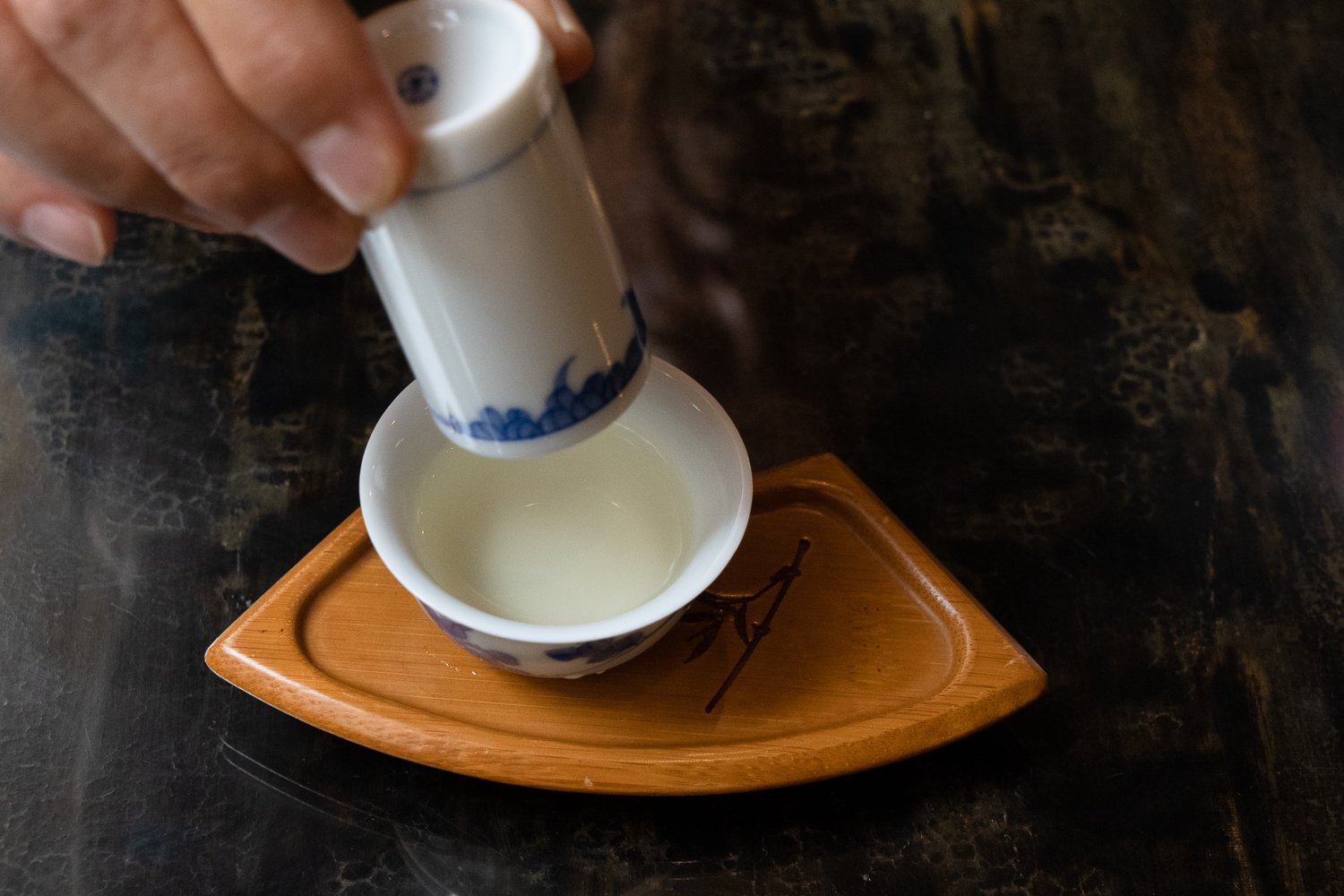 最初は聞香杯にお茶が入っているので、茶杯と呼ばれる茶碗にお茶を移したあと聞香杯で香りを楽しむ。